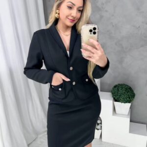 Conjunto Feminino em Tecido Soft com Blazer e Saia – Elegância Cristã para Dias Frios