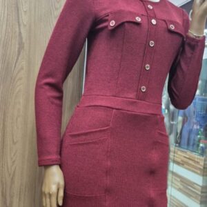 Vestido Feminino em Malha com Botões e Bolsos – Modelagem Modesta