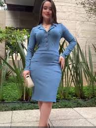 Vestido Midi em Malha Premium com Botões – Elegância Cristã e Conforto