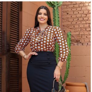 Camisa Maria Amoré Estampada com Laço – Elegância e Conforto no Mesmo Look